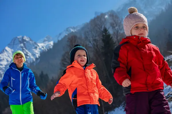 Happy Siblings Run Mountain Forest Enjoy Vacations Winter Resort Sunny — Stock Photo, Image