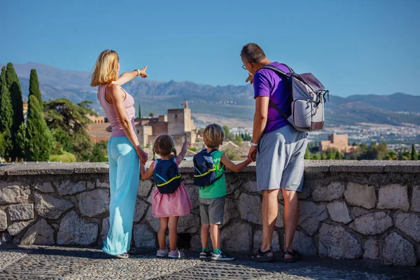 Unga Turister Med Barn Står Utsiktsplats Punkt Berömda Alhambra Forntida — Stockfoto