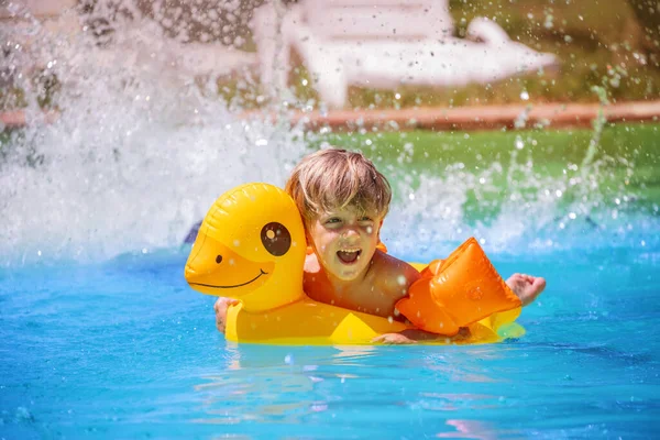 Splashing Playfully Boy Four Years Old Laugh Cool Waters Striking — Stock Photo, Image