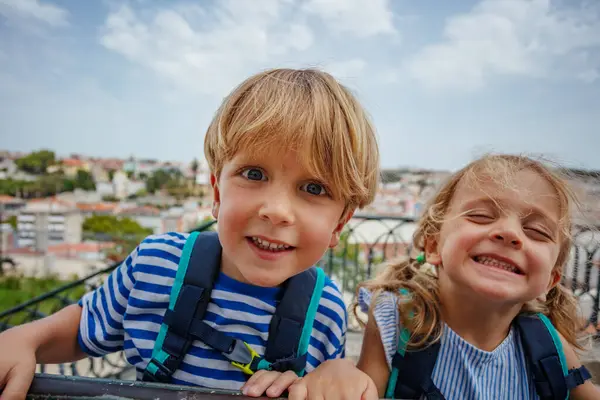 Glad Porträtt Två Barn Resenärer Lissabon Utsiktsplats Njuta Sin Sommarresa — Stockfoto
