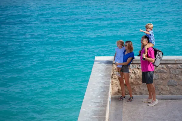 Sommertouristenfamilie Urlaub Steht Der Mauer Von Peniscola Und Blickt Auf — Stockfoto