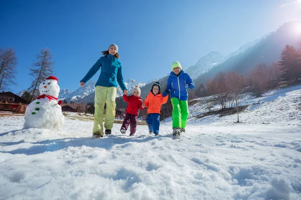 Los Lazos Familiares Que Corren Campo Montaña Nevado Los Alpes — Foto de Stock