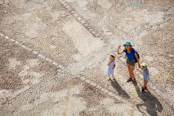 Çocuklu Turistlerin Annesi Spanya Gezer Peniscola Nın Eski Kasabasını Asfalt — Stok fotoğraf