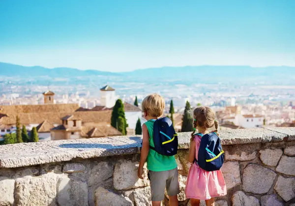 Gyerekek Hátizsák Fiú Lány Áll Nézőpont Élvezze Kilátás Nyílik Alhambra — Stock Fotó