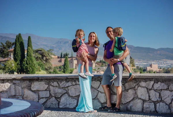 Ευτυχισμένη Οικογένεια Κατά Διάρκεια Του Καλοκαιρινού Ταξιδιού Τους Στέκεται Θέα — Φωτογραφία Αρχείου