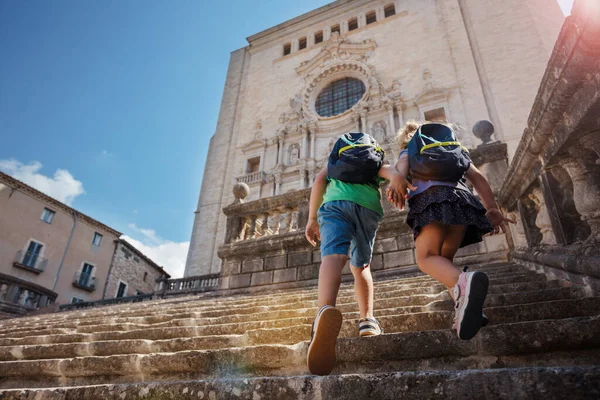 Két Aranyos Kis Felfedezők Fut Fel Csodálatos Lépcsőn Katedrális Girona — Stock Fotó