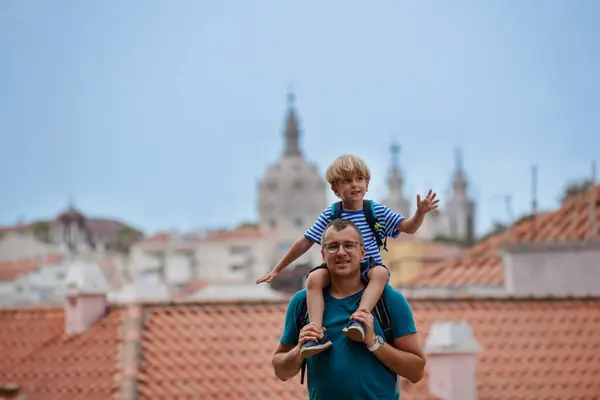 Podekscytowany Dzieciak Ramionach Ojców Obserwujący Lizbonę Punktu Widzenia Miasta Dachów — Zdjęcie stockowe