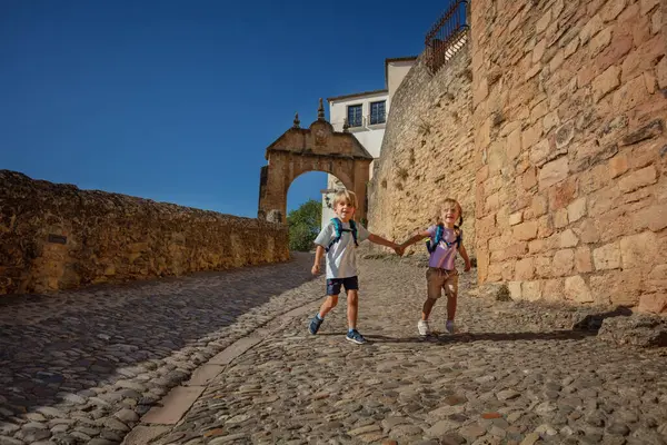 Boldog Gyerekek Hátizsákos Fut Kövezett Utcáin Ronda Élvezze Nyári Vakáció — Stock Fotó