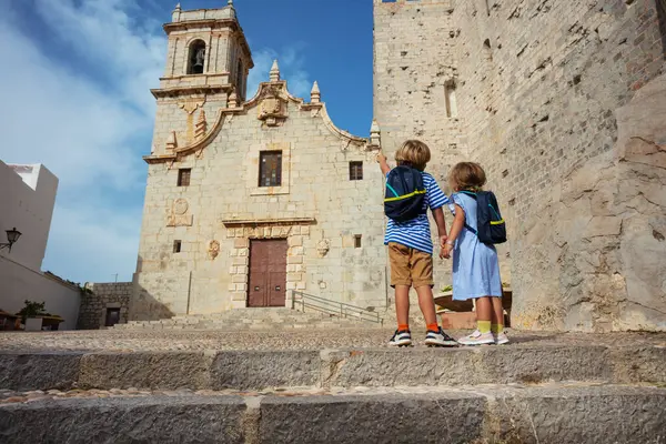 Pequeños Viajeros Hacen Turismo España Peniscola Casco Antiguo Pie Frente — Foto de Stock