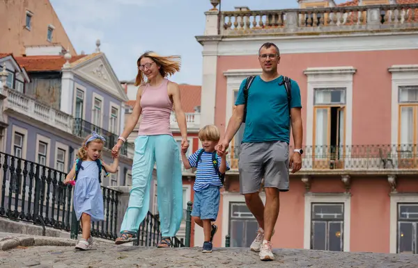 Семья Детьми Наслаждается Летней Поездкой Солнечный Лисбон Португалия Ходить Улице — стоковое фото