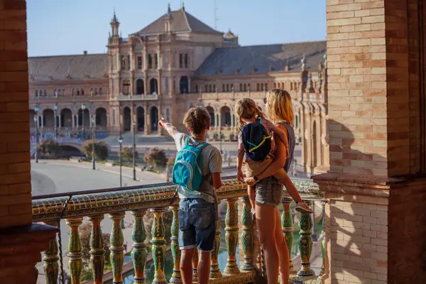 Sevilla Çocuklu Bir Aile Spanya Daki Yaz Tatillerinde Gün Batımında — Stok fotoğraf