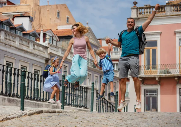 Mladá Rodina Cestování Dětmi Skákat Šťastně Lisabonská Architektura Pozadí — Stock fotografie