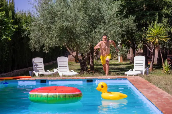 Pessoa Alegre Movimento Mergulhando Uma Piscina Água Com Flutuadores Borracha — Fotografia de Stock