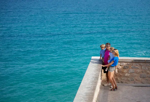 Família Turista Verão Férias Stand Parede Peniscola Olhando Para Mar — Fotografia de Stock