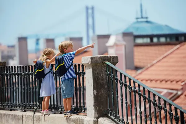 Duas Crianças Viajantes Ponto Vista Lisboa Mostrando Algo Interessante Com — Fotografia de Stock