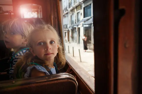 Dvě Malé Děti Sedí Slavné Starožitné Tramvaji Lisabonu Během Letního — Stock fotografie