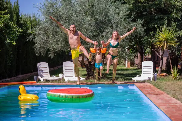 Família Nadadores Felizes Mãos Dadas Grito Capturado Movimento Salto Bela — Fotografia de Stock