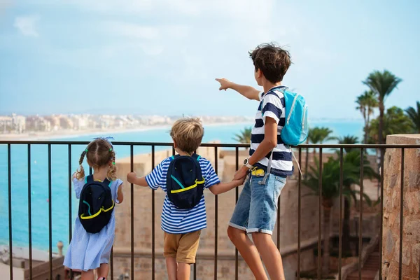 Trzech Uroczych Turystów Chłopcy Dziewczyna Odwiedzająca Hiszpanię Miłość Widok Wybrzeża — Zdjęcie stockowe