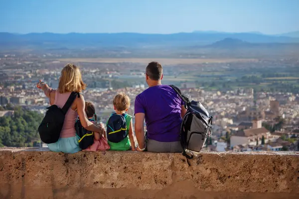 Rodzina Podróżników Siedzieć Widoku Ściany Pokaz Dla Dzieci Alhambra Starożytny — Zdjęcie stockowe