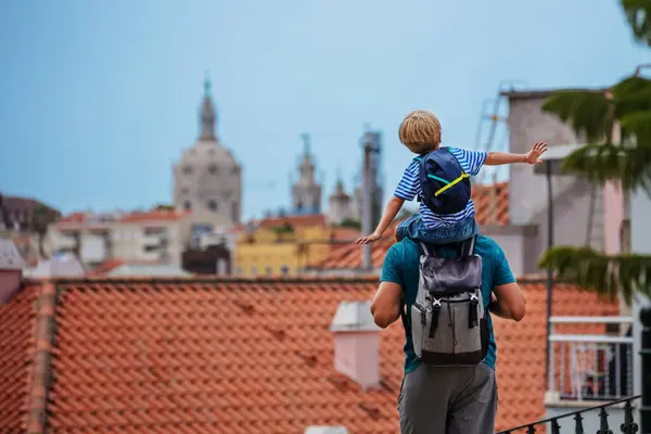 Kind Vaders Schouders Lissabon Sightseeing Doen Strek Zijn Armen Vliegend — Stockfoto