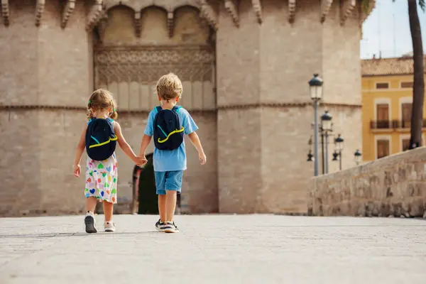 Zelfverzekerde Kleine Reizigers Jongen Meisje Wandelen Zonnig Valencia Voor Beroemde — Stockfoto