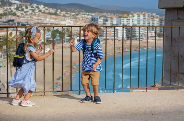 Dvě Šťastné Děti Návštěvě Španělska Vychutnat Pohled Pobřeží Tanec Hrad — Stock fotografie