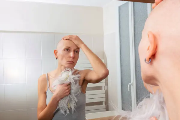 Обритым Скальпом Депрессивная Женщина Изучает Синтетический Волос Отражении Бытового Зеркала — стоковое фото