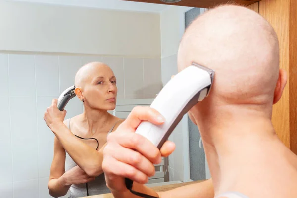 Donna Combattere Cancro Radersi Testa Con Cicalino Concentrandosi Sull Immagine — Foto Stock