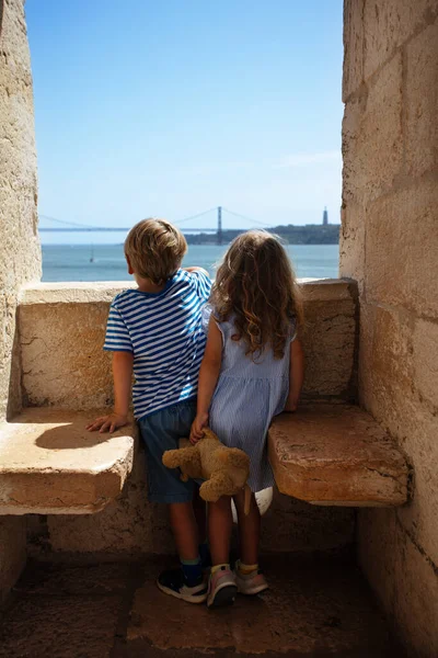 Deux Enfants Petits Touristes Regardent Par Fenêtre Torre Belem Lisbonne — Photo