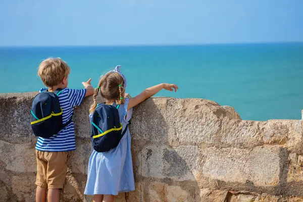 Jovens Turistas Menino Menina Com Pequenas Mochilas Apontam Para Mar — Fotografia de Stock