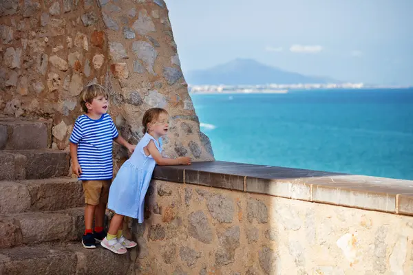 Two Siblings Boy Girl Vacations Stand Peniscola Wall Looking Beautiful — Stock Photo, Image