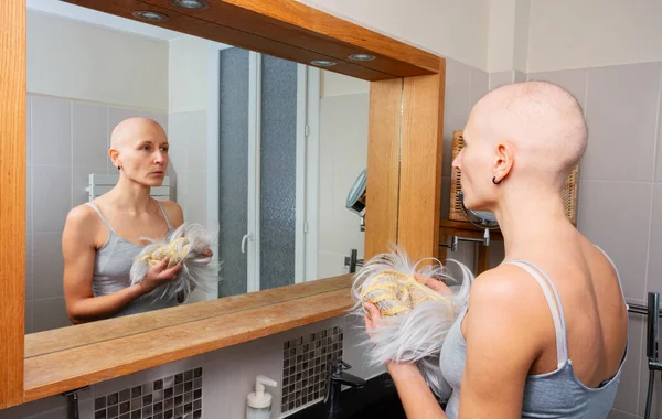 Уязвимая Женщина Смотрит Зеркало Вдумчиво Сжимая Волосы Размышляя Своей Лысине — стоковое фото