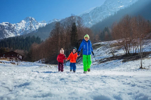 Lachen Zusters Warme Kleren Genieten Run Zonnige Winter Bergbos Met — Stockfoto