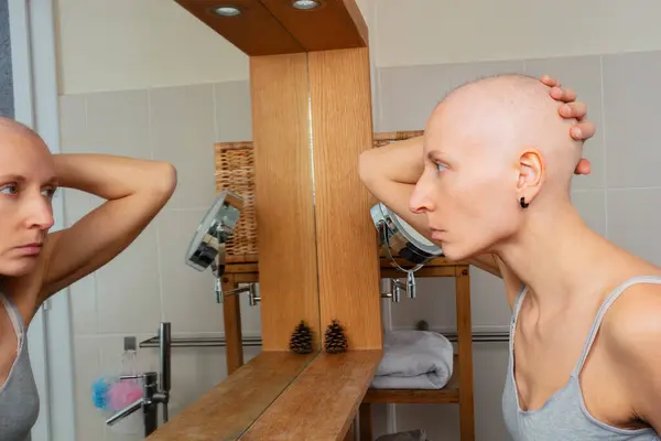 Лысая Женщина Борется Раком Задумчиво Отражаясь Зеркале Яркой Ванной — стоковое фото