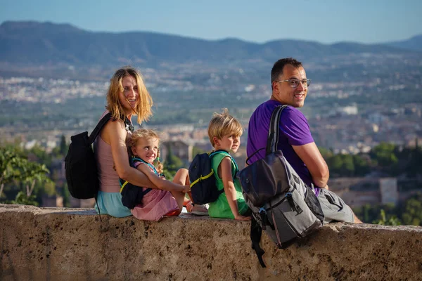 Eine Vierköpfige Familie Mutter Vater Mädchen Sitzt Auf Einer Hoch lizenzfreie Stockfotos