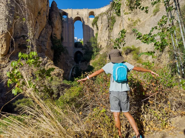 Szczęśliwy Turysta Patrzeć Wspaniałe Puente Nuevo Ronda Dna Wąwozu Tajo Obrazek Stockowy