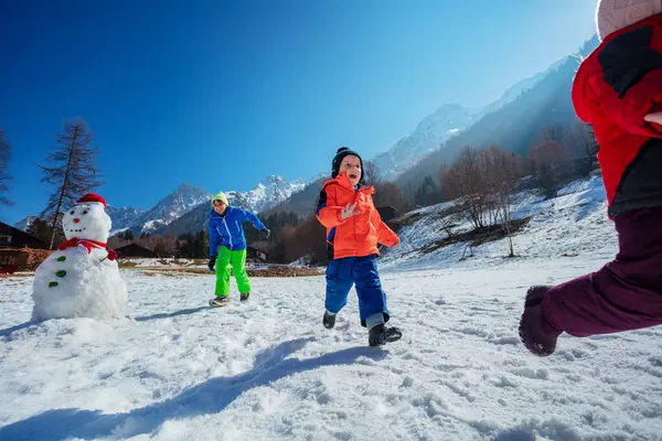 Gyerekek Téli Üdülőhelyen Játszani Futó Fehér Élvezi Nyaralás Hegyi Faluban Stock Fotó