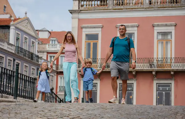 Boldog Fiatal Családi Utazást Gyerekekkel Sétálni Együtt Gyönyörű Lisszaboni Utcákon Jogdíjmentes Stock Képek