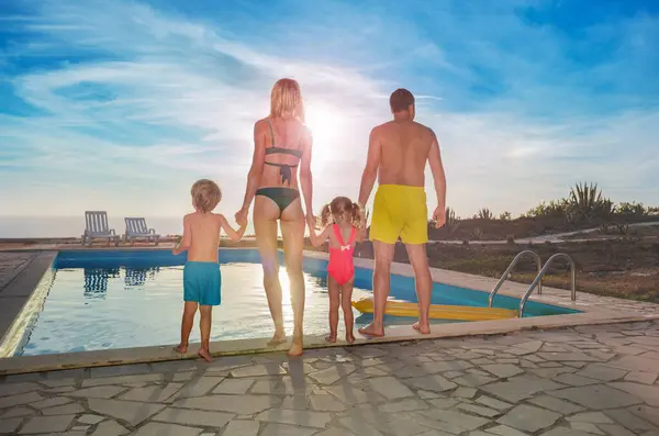 Mutter Vater Zwei Kleine Kinder Bewundern Wunderschönen Sonnenuntergang Beckenrand Bikini Stockbild