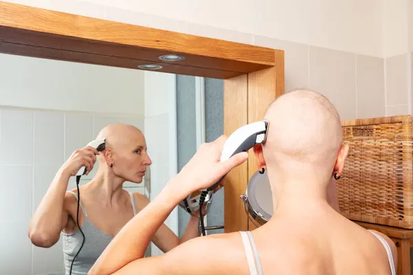Uma Fêmea Com Uma Cabeça Barbear Limpo Representado Ordenadamente Aparar Imagens De Bancos De Imagens