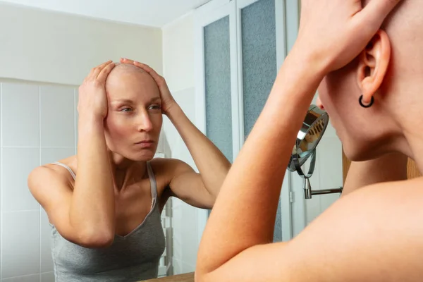 Eine Nachdenkliche Frau Mit Glatze Nach Einer Krebsbehandlung Ist Einem Stockfoto