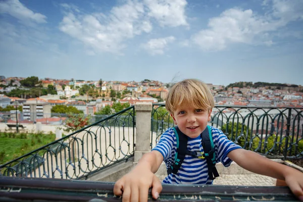 Lächelnder Blonder Junge Auf Aussichtspunkt Genießt Lissabon Atemberaubende Aussicht Mit Stockbild