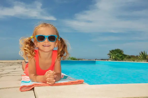 Ein Fröhliches Junges Mädchen Mit Blonden Locken Und Sonnenbrille Räkelt Stockfoto