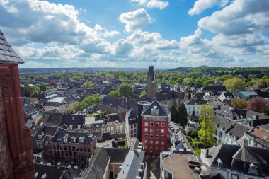 Maastricht Üniversitesi binasının ve Hollanda 'nın çatı halılarının sergilendiği eski dünya şehrinin nefes kesici bir hava perspektifi.