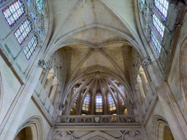 Gotik bir katedralin renkli camlı tavanının iç manzarası.