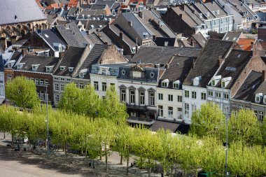 Bir Avrupa kentinde çatı desenleri ve gölgelerin çeşitliliğini vurgulayan bir şehir manzarasının kuş bakışı perspektifi