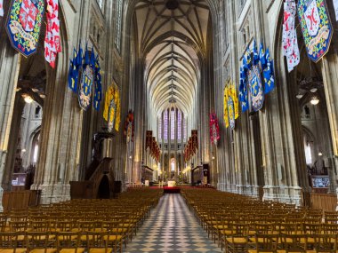Gotik bir katedralin iç manzarası Orleans 'ın kutsal haçı kraliyet sancakları sergileniyor ve düzgünce düzenlenmiş ahşap koltuklar, Fransa