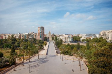 Güzel Jardin del Turia ve Pont des Serrans köprüsü bahçe manzaralı Valencia, İspanya