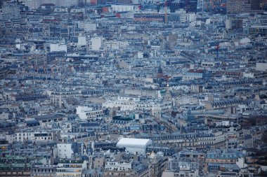 Paris 'in yoğun kentsel alanının havadan görünüşü kışın alacakaranlıkta sayısız tipik Paris binaları ve daireleriyle doludur.