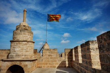 Valencia 'nın en önemli gözleme noktası Torres de Serrans, Valencia' nın büyük bayrağı gururla duruyor.